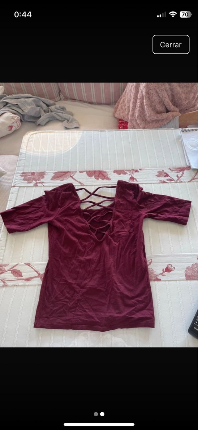 Camiseta burdeo con tiras cruzadas