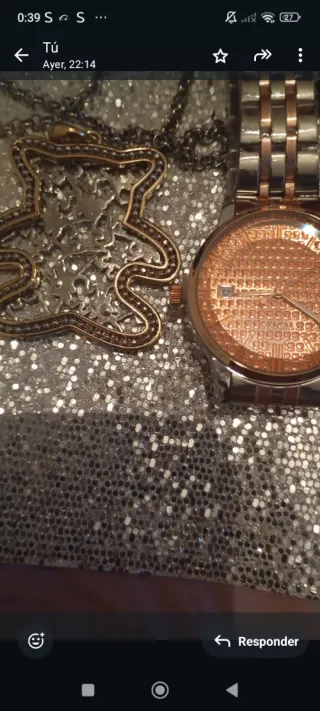 Reloj de pulsera dorado y plateado