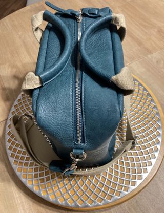 Bolso de mano azul y beige