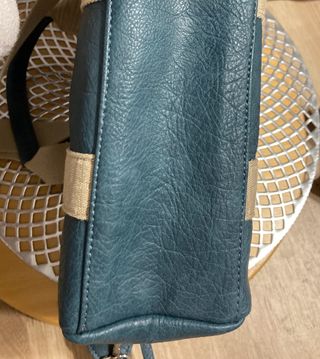 Bolso de mano azul y beige