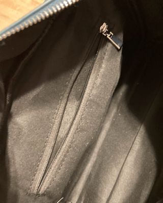 Bolso de mano azul y beige