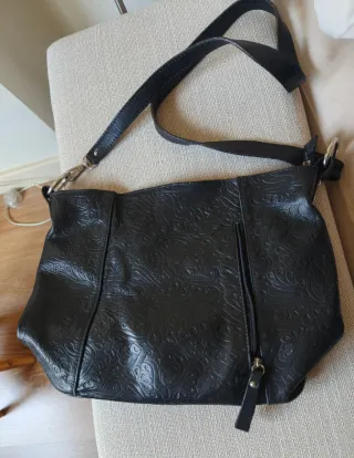 Bolso de piel negro con relieve