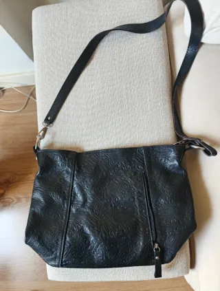 Bolso de piel negro con relieve