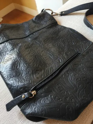 Bolso de piel negro con relieve