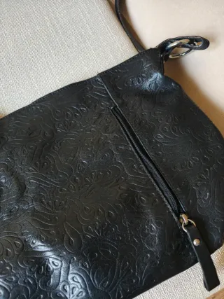 Bolso de piel negro con relieve