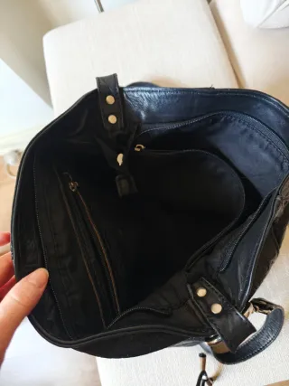 Bolso de piel negro con relieve