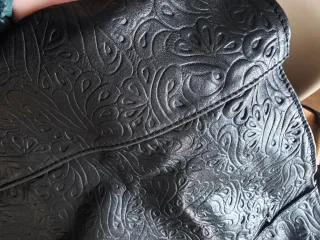 Bolso de piel negro con relieve