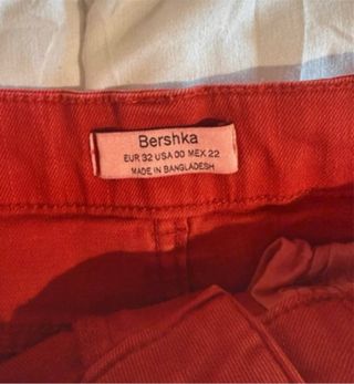 Falda vaquera corta roja con cinturón