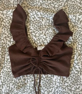 Top Bershka marrón volantes y lazada