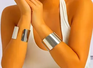 Pulsera ancha geométrica plateada