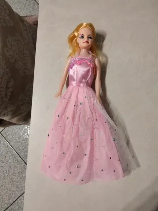 Bambola con vestito rosa