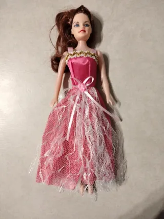 Bambola con vestito rosa