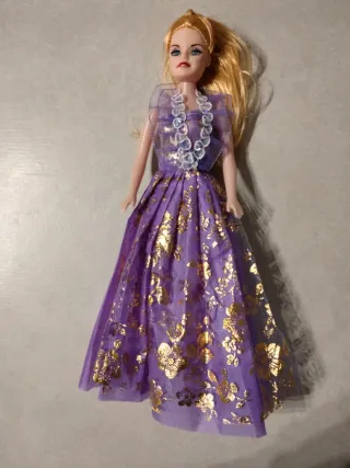 Bambola con vestito rosa