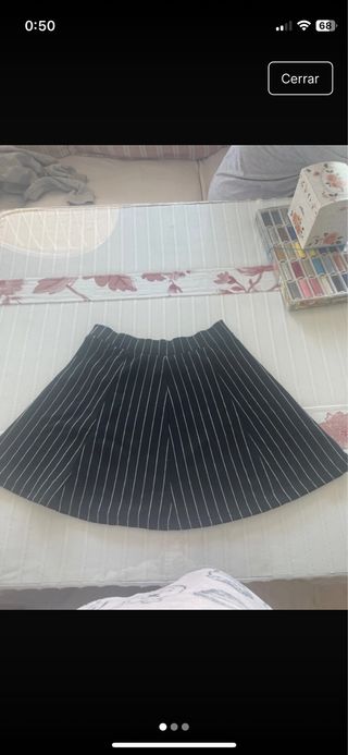 Falda negra de rayas blancas