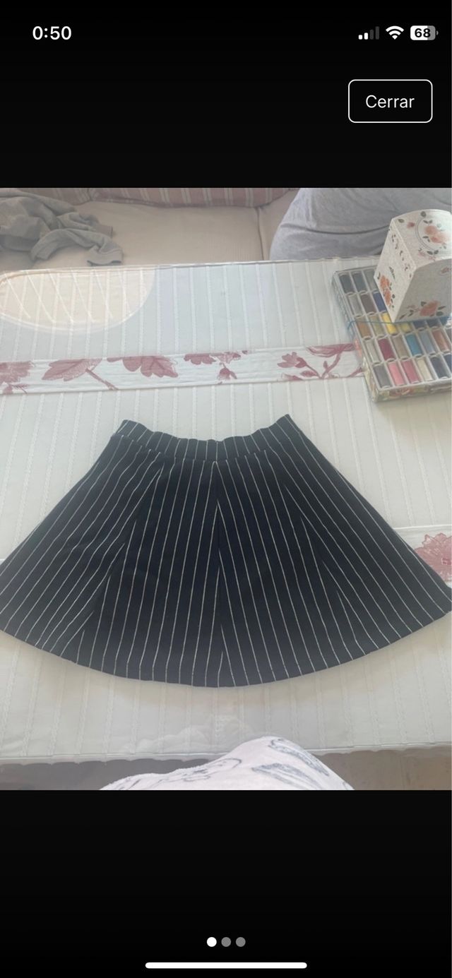 Falda negra de rayas blancas