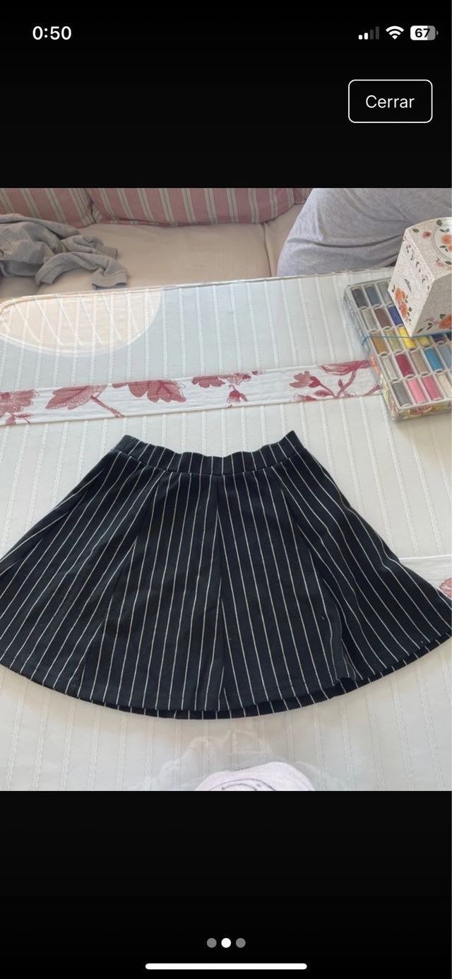 Falda negra de rayas blancas
