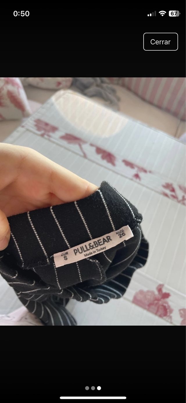 Falda negra de rayas blancas