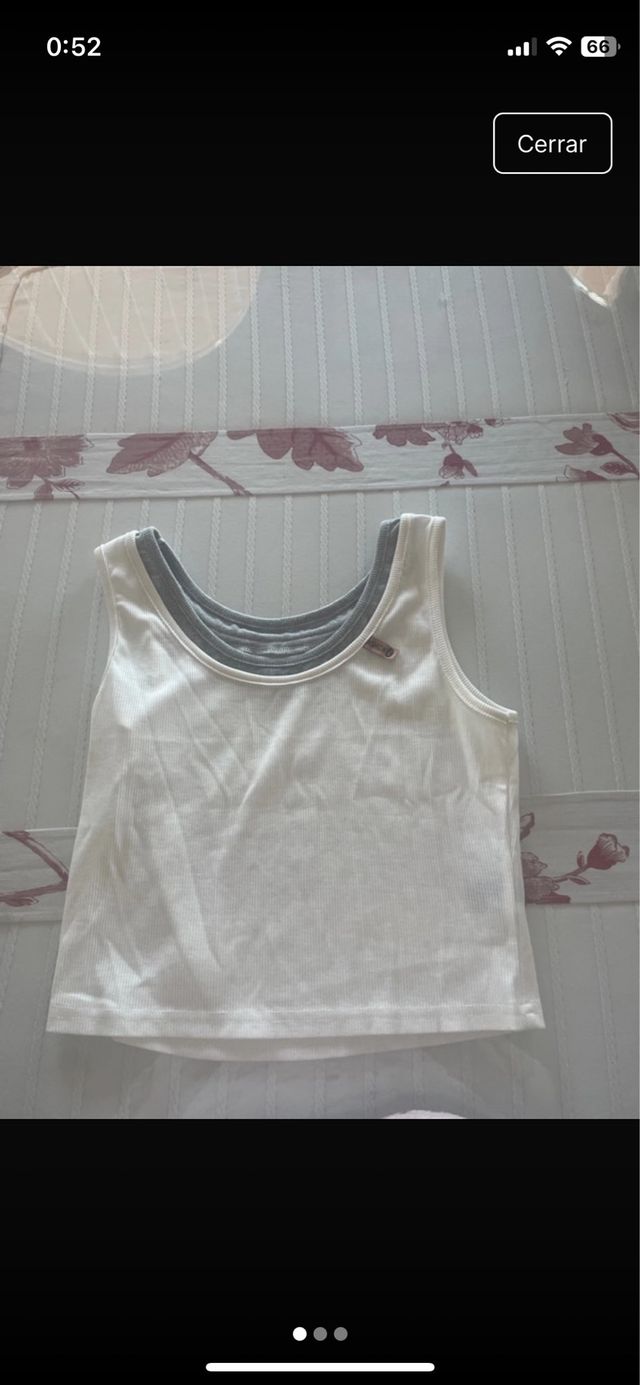 Camiseta sin mangas blanca y gris