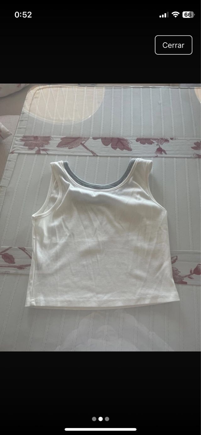 Camiseta sin mangas blanca y gris