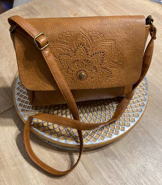 Bolso bandolera marrón con diseño