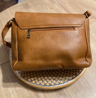 Bolso bandolera marrón con diseño