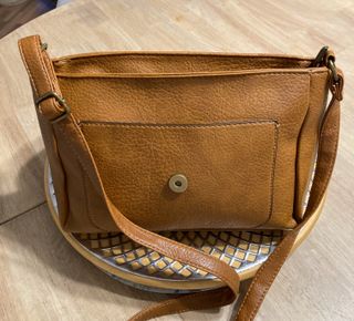 Bolso bandolera marrón con diseño