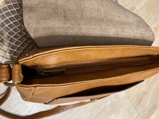 Bolso bandolera marrón con diseño