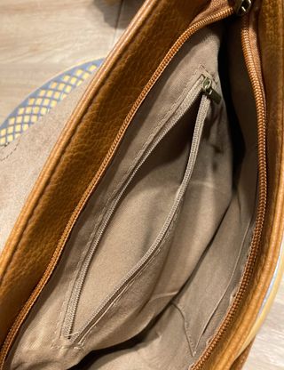 Bolso bandolera marrón con diseño