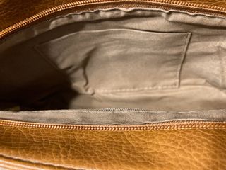 Bolso bandolera marrón con diseño