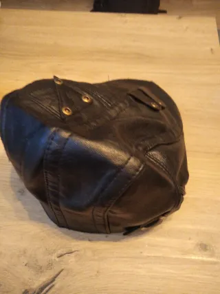 Gorra de cuero negra sin estrenar