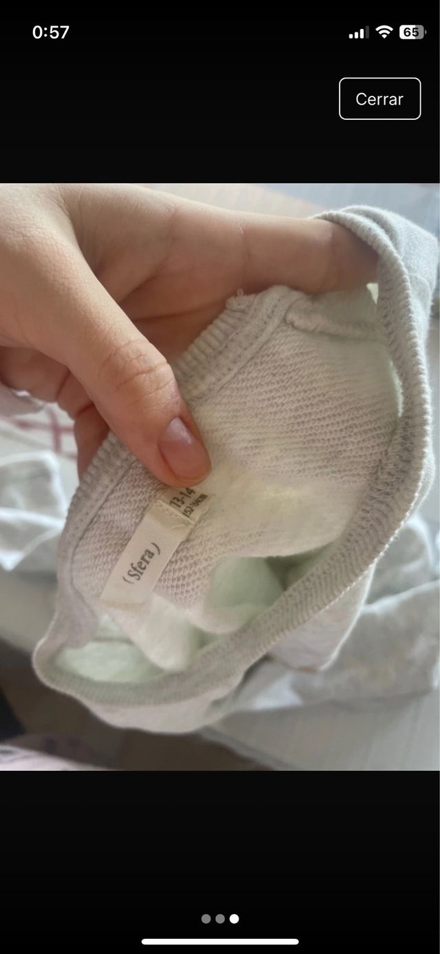 Sudadera gris con estampado dorado