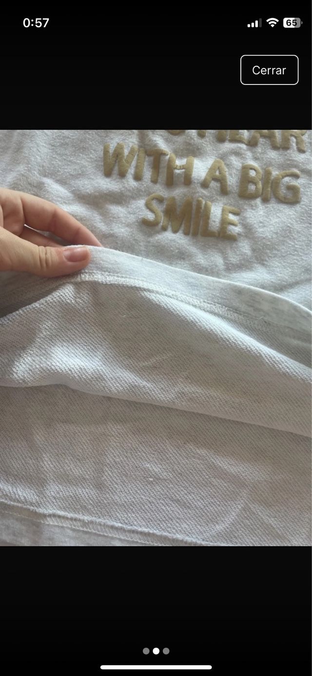 Sudadera gris con estampado dorado