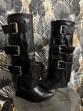 Stivali neri con fibbie