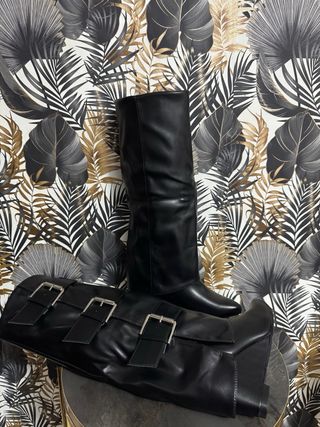 Stivali neri con fibbie