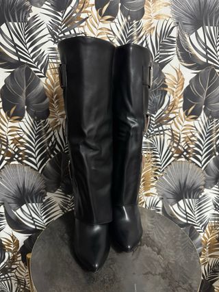 Stivali neri con fibbie