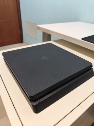 Playstation 4 Slim Negra con Caja