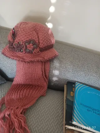 Gorro y bufanda a juego sin estrenarAdmito Oferta.