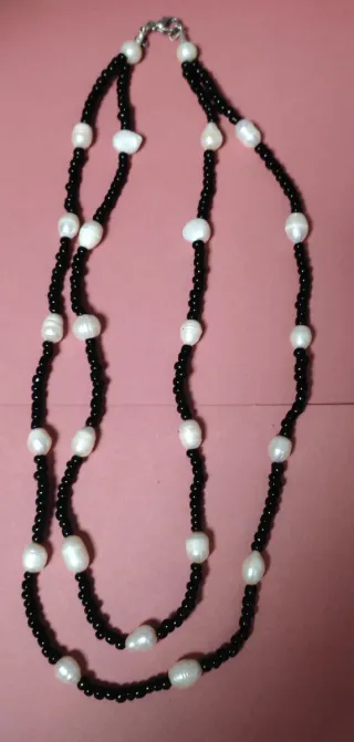 Collar de perlas y cuentas negras