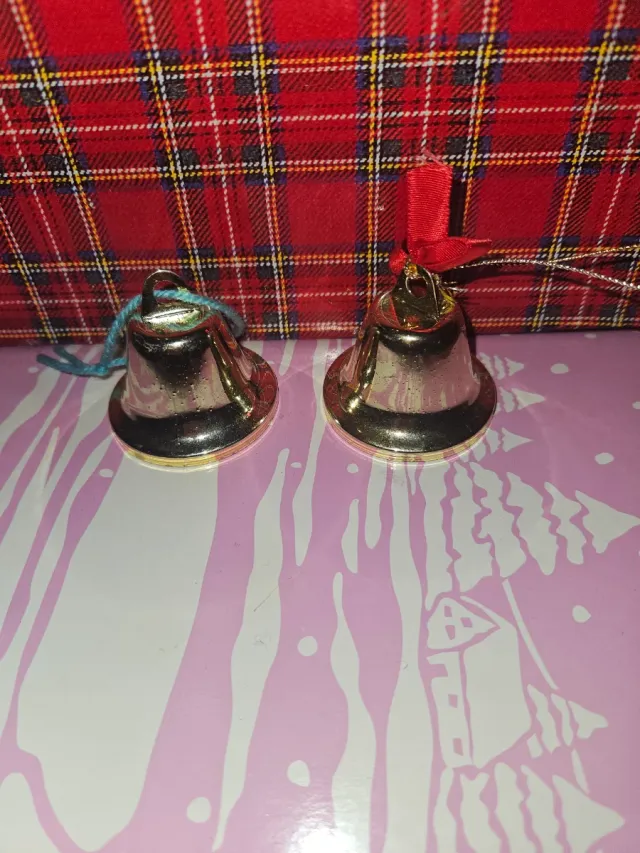 Campane Natalizie Dorate con Nastri Rossi