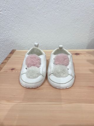 Sapatinhos de bebé Zippy brancos com pompons