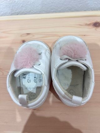 Sapatinhos de bebé Zippy brancos com pompons