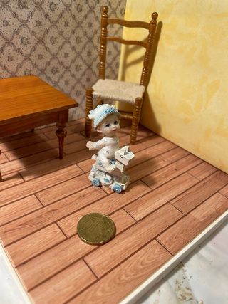 Bambino per casa delle bambole