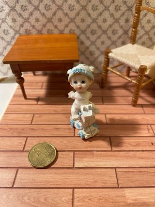 Bambino per casa delle bambole