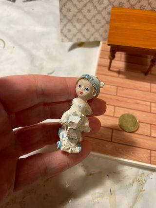 Bambino per casa delle bambole