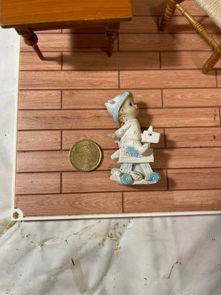 Bambino per casa delle bambole