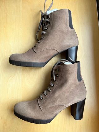 Botines de piel con tacón y cordones