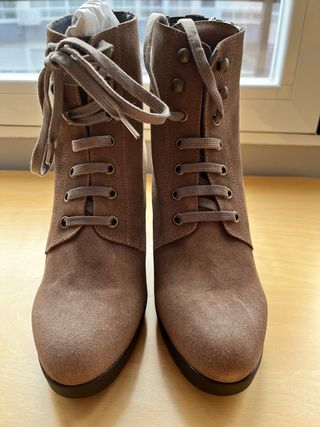 Botines de piel con tacón y cordones