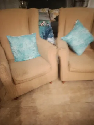 2 Sillones Orejeros Beige con Cojines Turquesa