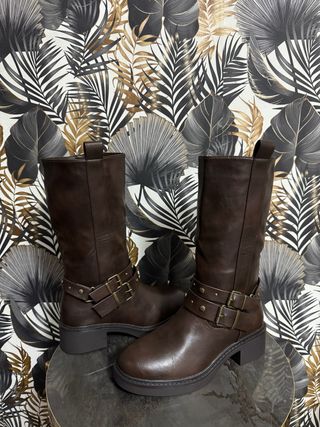 Stivali marroni con fibbie