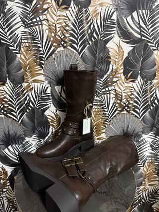 Stivali marroni con fibbie